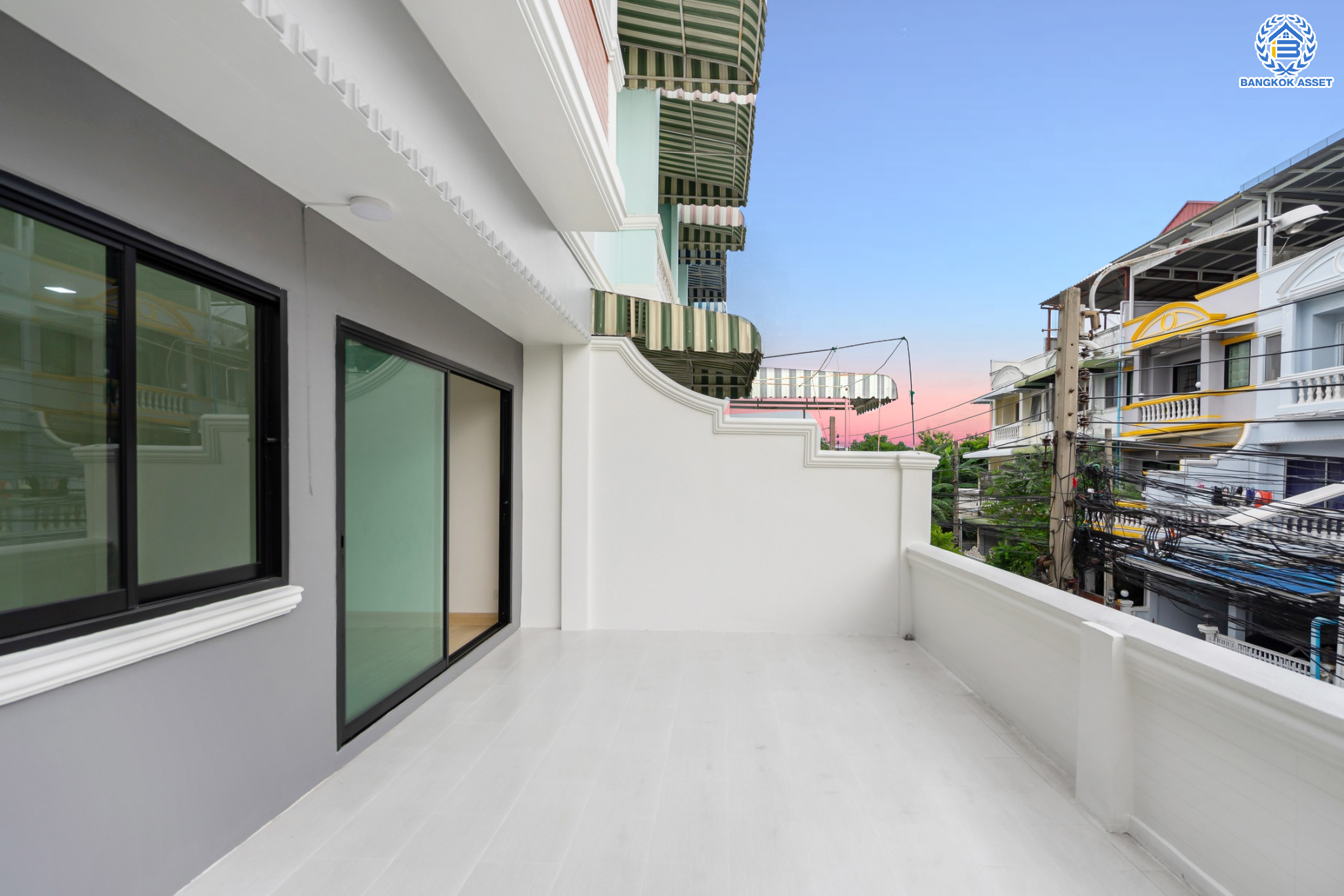 บ้านมือสองตกแต่งใหม่ ม.ยิ่งโอฬาร ดอนเมือง ทาวน์โฮม 3 ชั้น หลังใหญ่ เนื้อที่ 32.2 ตร.ว. ฟังก์ชัน 4 ห้องนอน 5 ห้องน้ำ จอดรถได้ 1 คัน บนทำเลศักยภาพ หน้าโครงการติดถนนวิภาวดี ใกล้สนามบินดอนเมือง ฟิวเจอร์พาร์ครังสิต, ม.รังสิต จุดขึ้นทางด่วน และรถไฟฟ้าสายสีแดง "สถานีดอนเมือง"